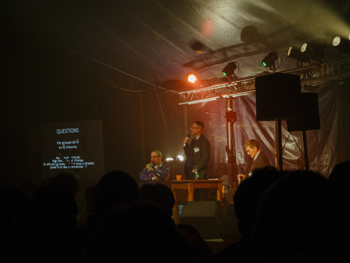 Un évêque et un philosophe débattant ensemble, c'est pas commun...