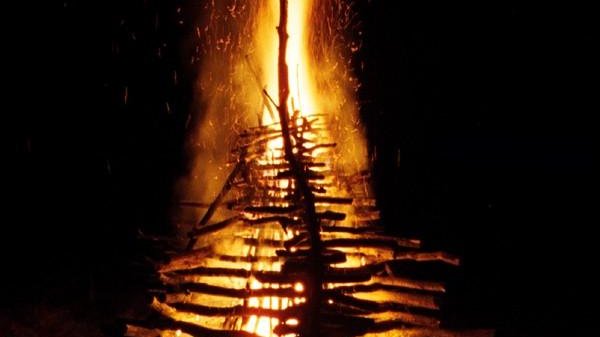 Faire un feu géant : le feu de joie, ou feu de la St-Jean