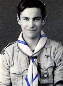 Louis Hacquin, alors CC du Clan du district Paris Est II, Notre Dame Sainte Marie, dont il porte le foulard