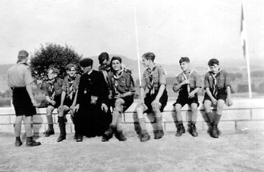 la patrouille aînée avec l'aumônier, le Père Meuillet