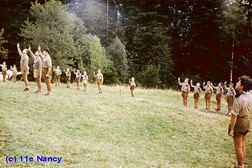Camp à Linthal (Haut Rhin) août 1961 : Montée des couleurs