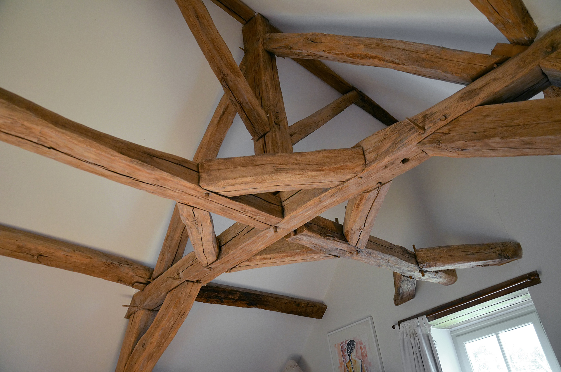 charpente_laissee_en_grande_partie_apparente_dans_une_maison_ancienne_renovee.jpg