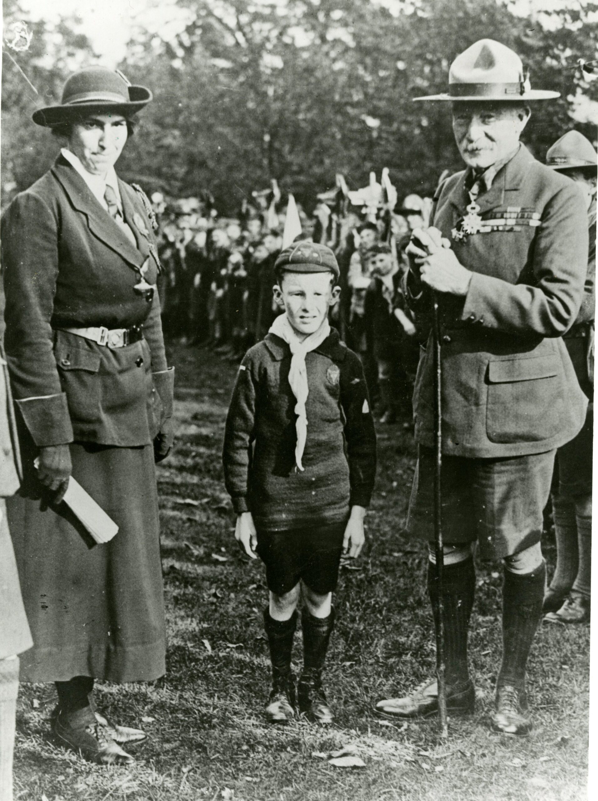 Olave et Robert Baden Powell entourent un louveteau