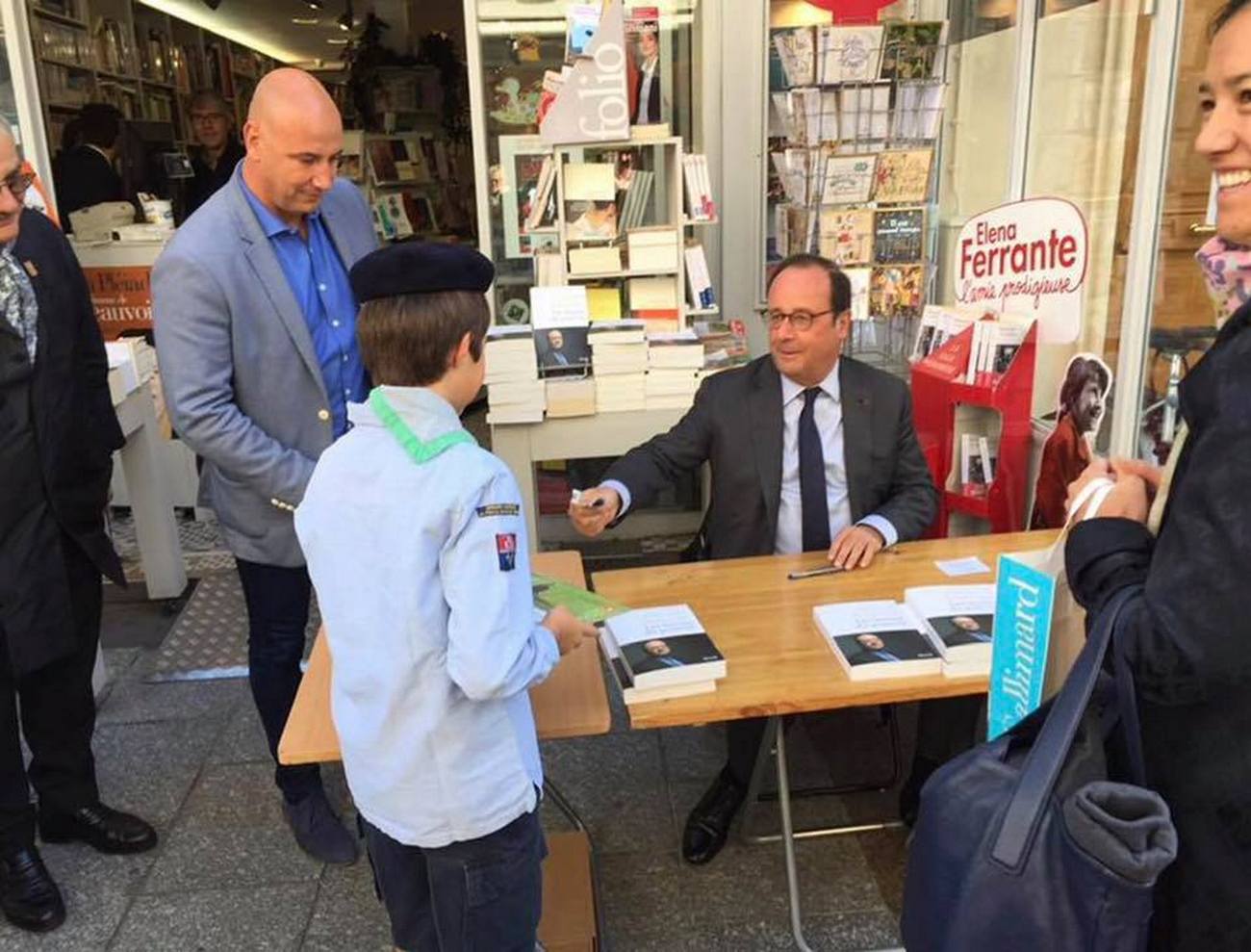 Ce louveteau vend un calendrier à l&rsquo;ancien Président de la République