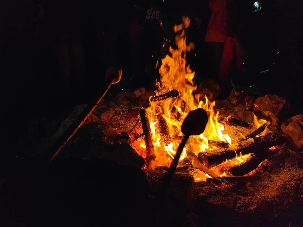 Feu de veillée. Crédit : Seb des Calanques