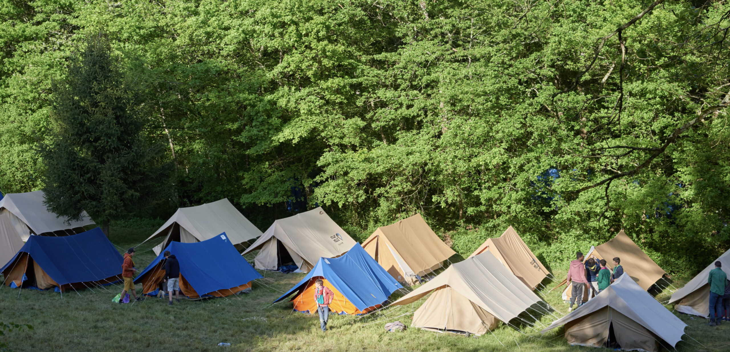 Plier une tente scoute